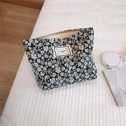Travel Cosmetic Organizer Pouch Retro Black White Floral Clutch Cosmetic Bag Large makeup case Toiletries Storage Bag Wash Bag